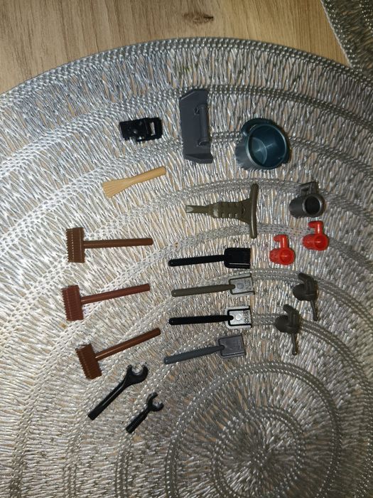zestaw 19 akcesoriów narzędzi z klocków LEGO, takich jak łopaty, miotły, klucze francuskie, młotki i wiadra ,kubki ,latarka młot pneumatyczny  itp