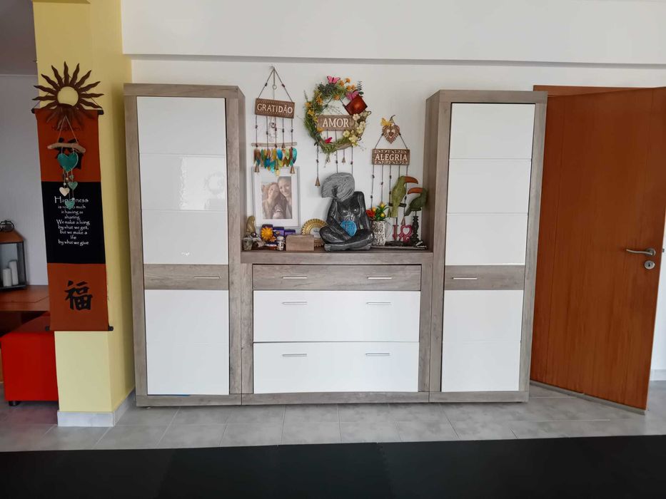 Móvel com 2 portas e 3 gavetas