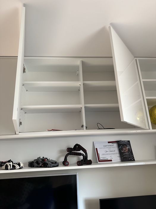 Szafka  szafa biala wiszaca  w polysku z miejscem na led ledy ikea