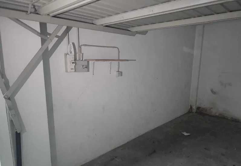 Arrenda-se Garagem fechada