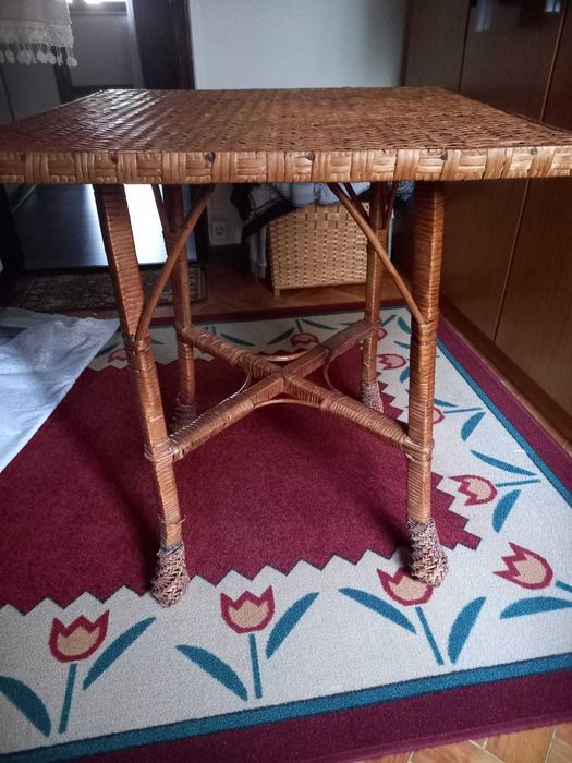 Mesa, baú e cestas em verga