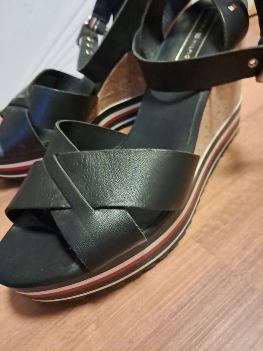 Tommy Hilfiger жіночі босоніжки на танкетці, чорні, оригінал