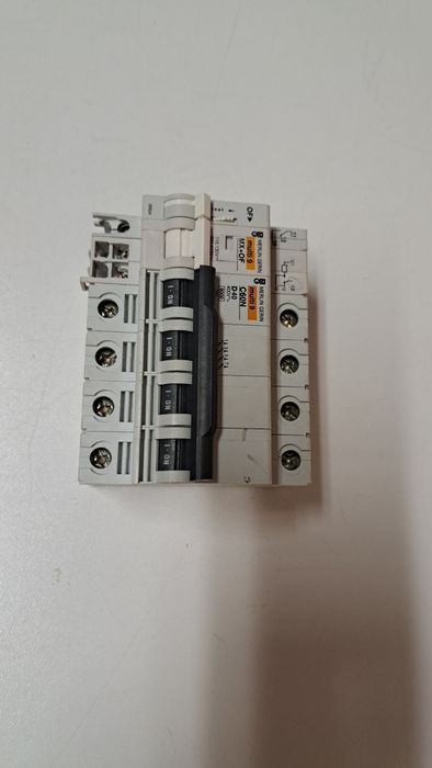 MERLIN GERIN - Disjuntor tetrapolar de 40A + bobine MX + contacto auxi