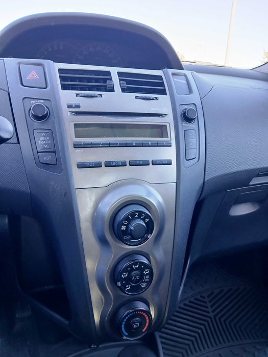 Toyota Yaris 1.3 VVTi  - Robusto fiabilidade e económico (Negociável)