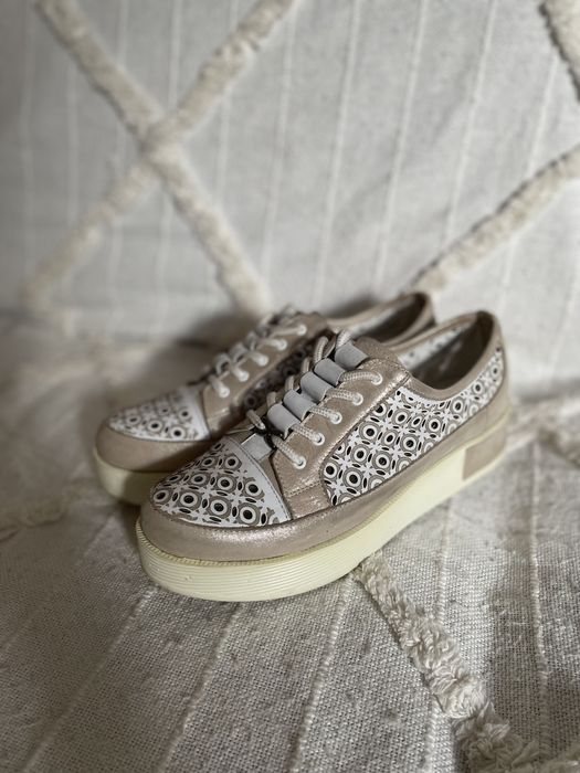 Piękne skórzane buty Venezia 41; wiosna lato; modny beż stan doskonały