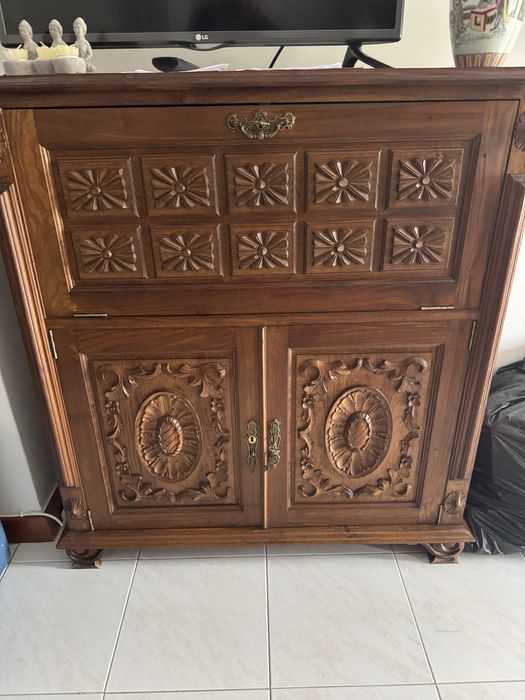 Mobília de Sala: mesa, 8 cadeiras, aparador com cristaleira e móvel