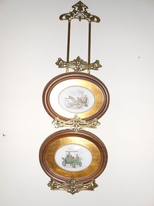 4 quadros em madeira e o carro é em porcelana.