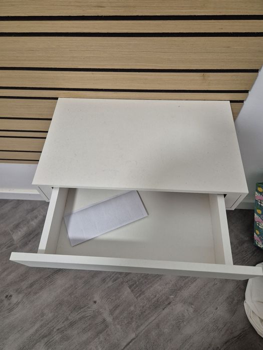 Cabeceira de cama é duas mesas de Cabeceira