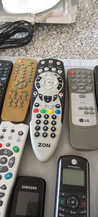 Vários comandos de televisão