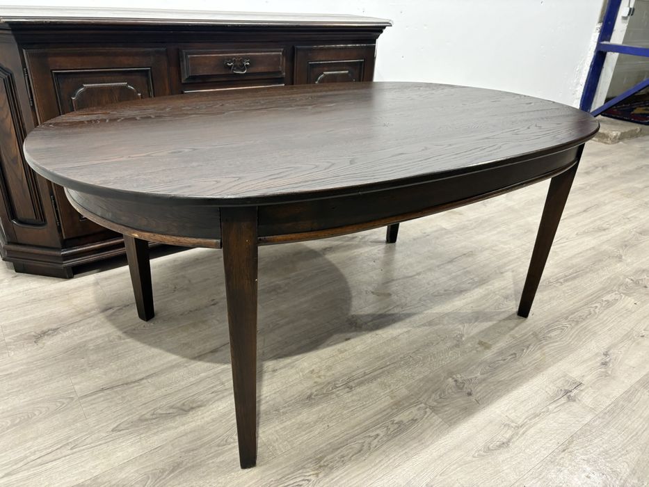 Stylowy ciemny komplet stołu z krzesłami