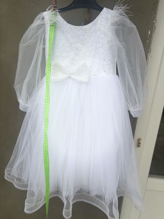 Святкова сукня білого кольору