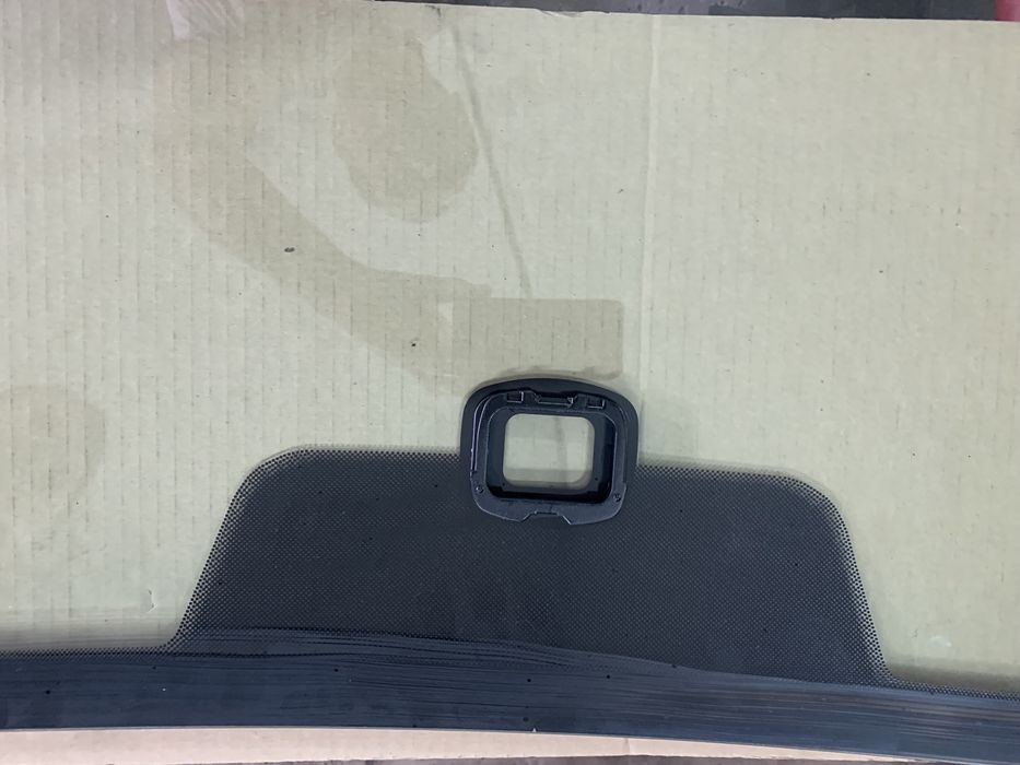 Стекло Jetta 11-   Sekurit