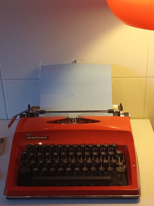 Maquina de escrever portátil Adler Contessa de Luxe de cor laranja
#ma