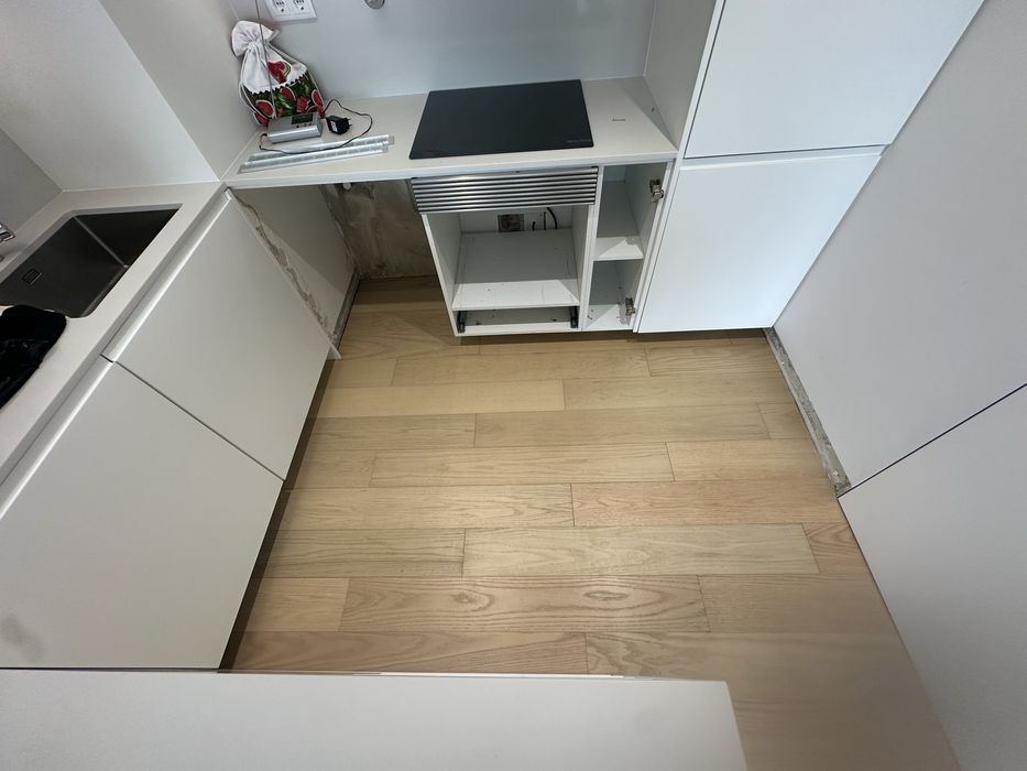 Montaje de paviento rodapie autoanivelante