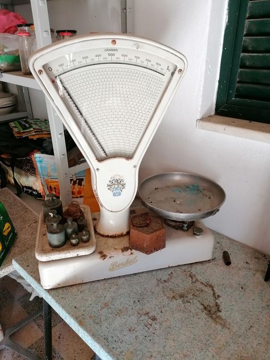Balança comercial antiga Berkel com pesos
