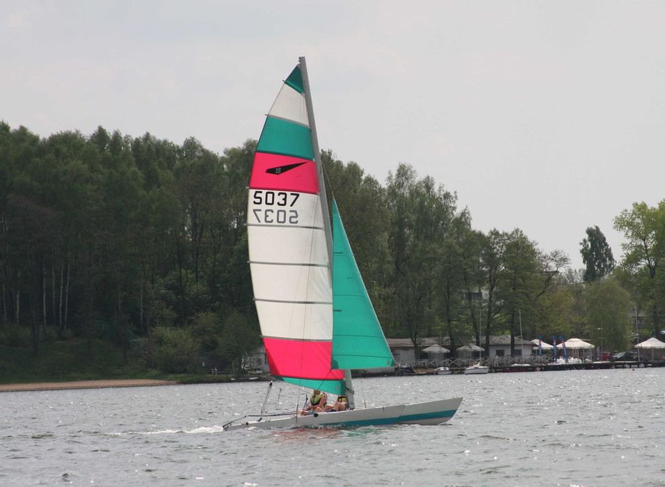 katamaran Dart 18