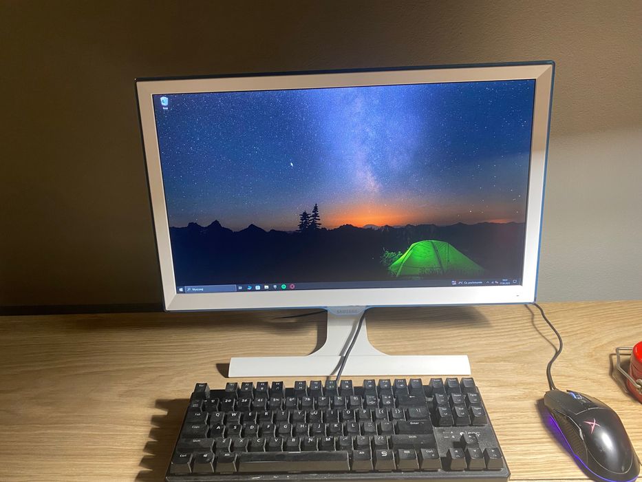 Komputer stacjonarny+monitor i klawiatura i myszka