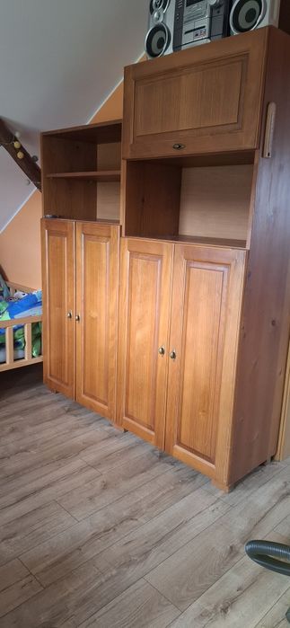 Zestaw mebli drewnianych