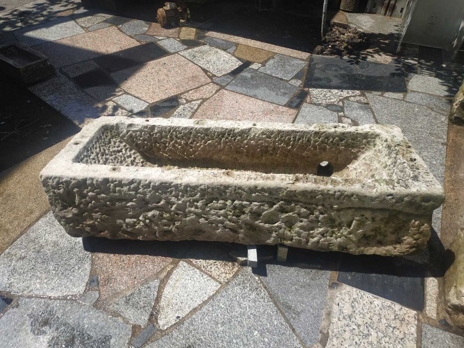 Pia de pedra muito antiga