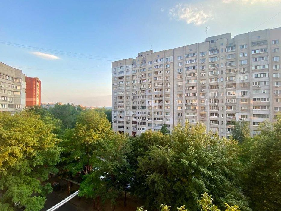 Продам большую 1к. квартиру в кирпичном доме на жм Тополь