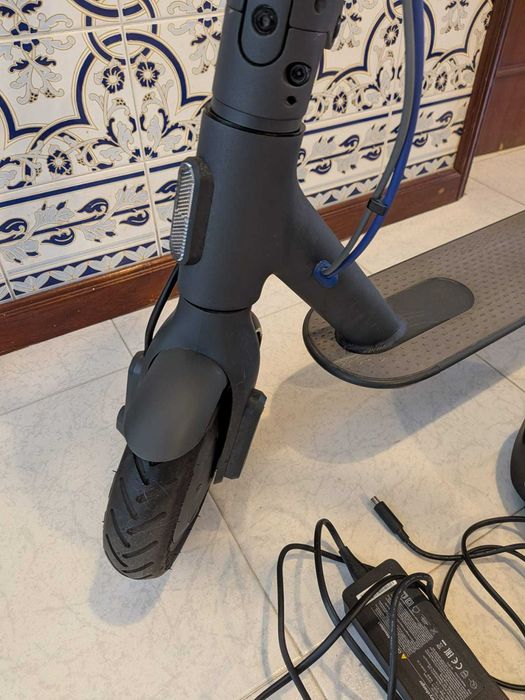 Trotinete Elétrica Xiaomi Mi Electric Scooter 3 + Carregador original + Capacete