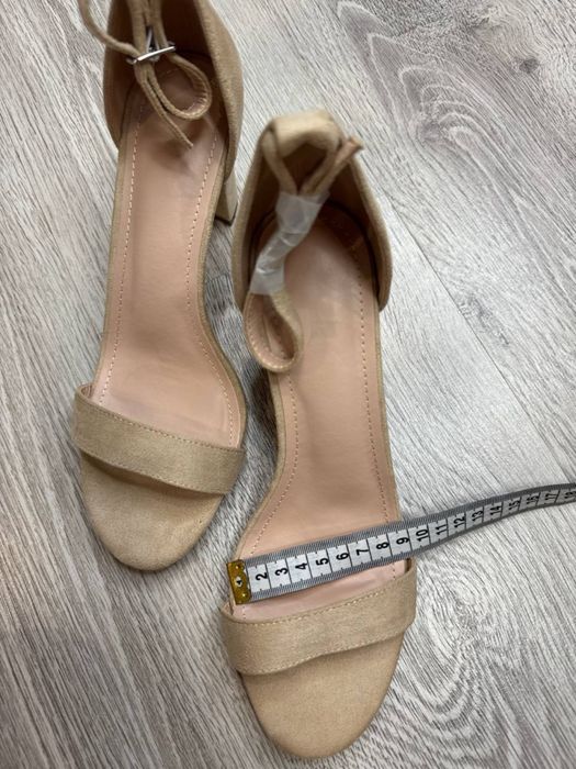 Бежеві туфлі на підборах 39р з відкритим передом