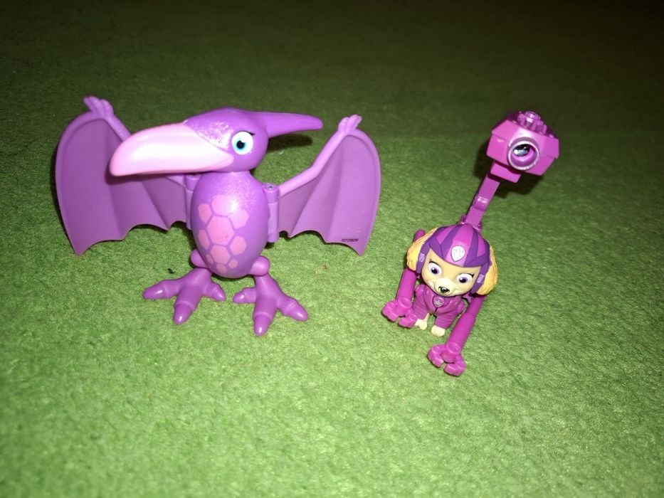 Скай из щенячего патруля с птеродактелем