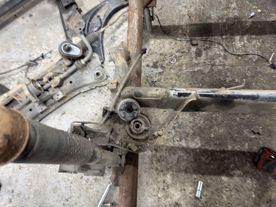 Задня балка ступиця nissan leaf 2011-17 нісан ліф задняя балка