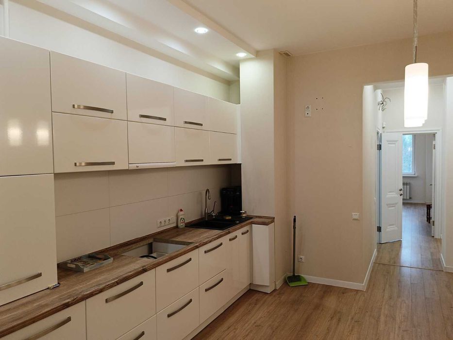 Продам 2х ком.кв. 60 м.кв. 2/4 с автономным отоплением на Благоева.