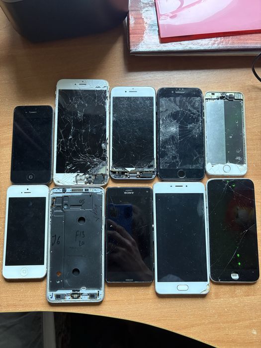 Лот телефонів iPhone на запчастини
