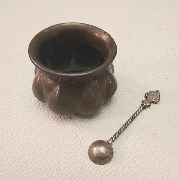 Stara mosiężna solniczka z łyżeczką