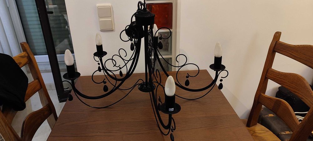 Candeeiro de metal, forrado a veludo preto, com pendentes de vidro negro e 5 lâmpadas. Medidas : Diâmetro 75cm x 50cm altura