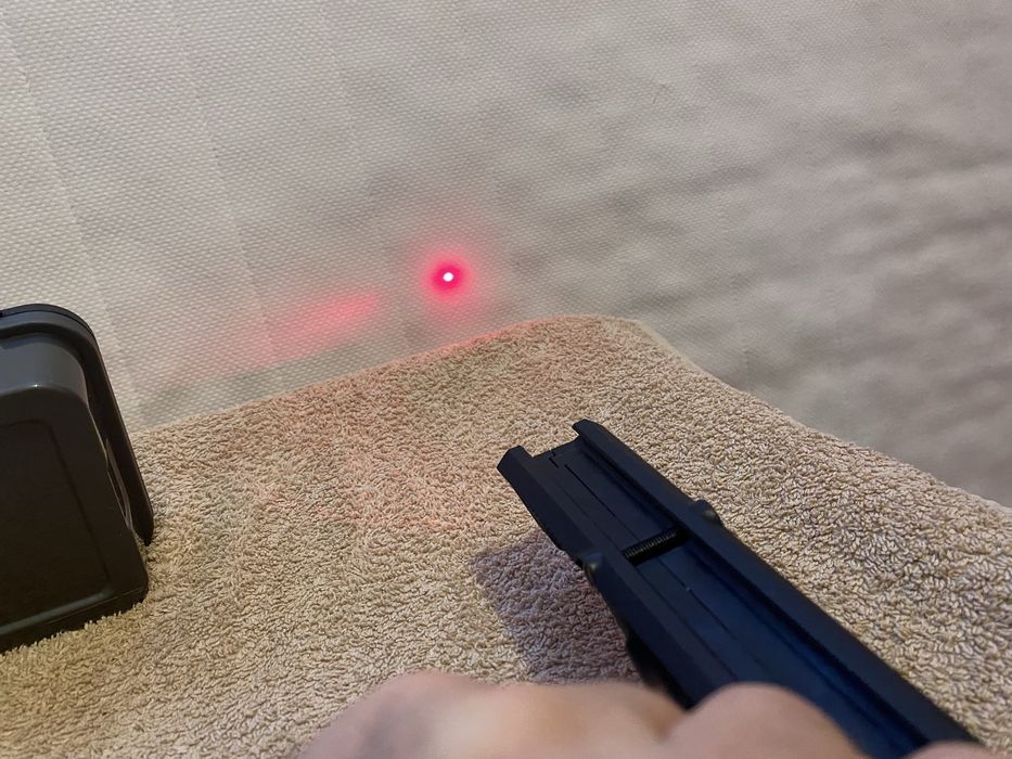 Polimerowy kątowy chwyt przedni z laserem.