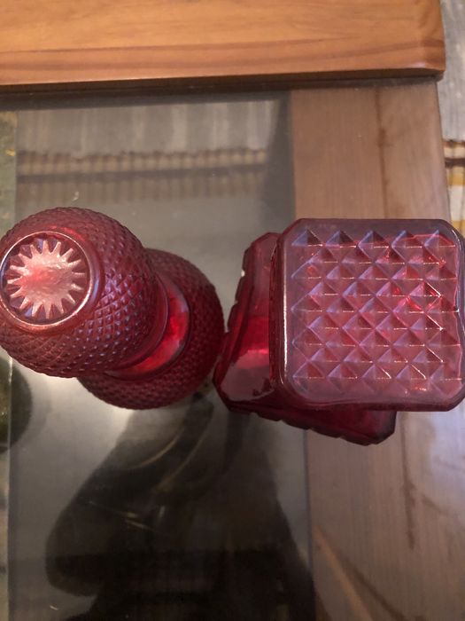 2 garrafas em vidro de cor novas (