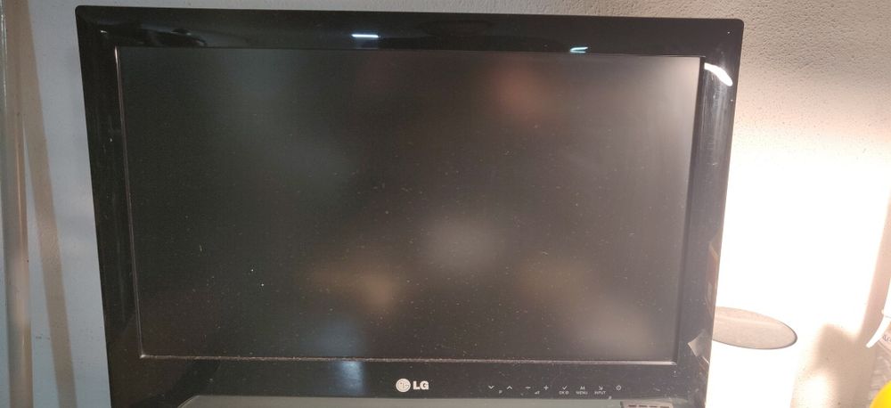Duas TVs para peças