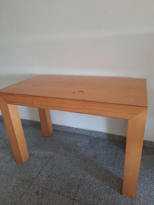 Comoda com 4 gavetas e mesa de madeira