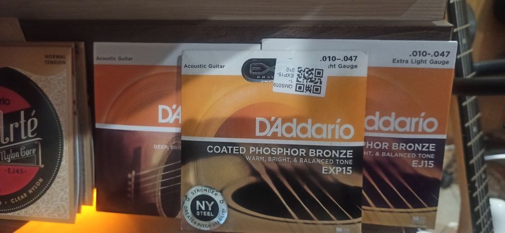 Продаж та заміна струн на акустичних та електрогітарах