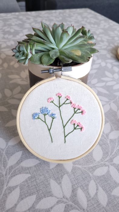 Decoração bordado - ramos de flores rosa e azul