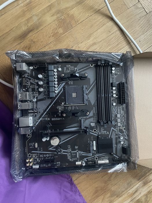 Материнська плата GIGABYTE B550M K