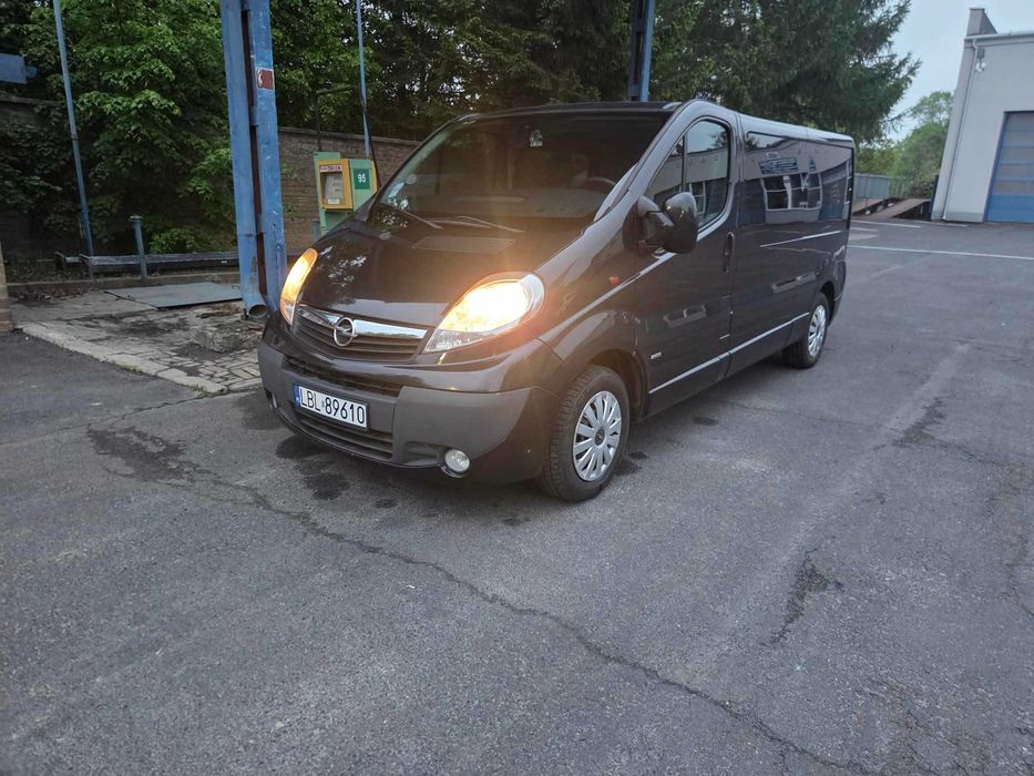 Samochód Opel Vivaro 2,5 147 KM Czarny LONG