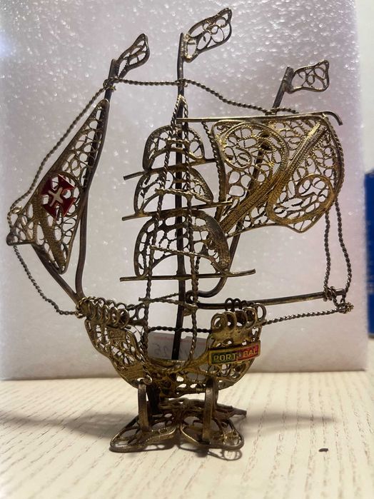 винтажная статуэтка корабля выполнена в технике филигрань