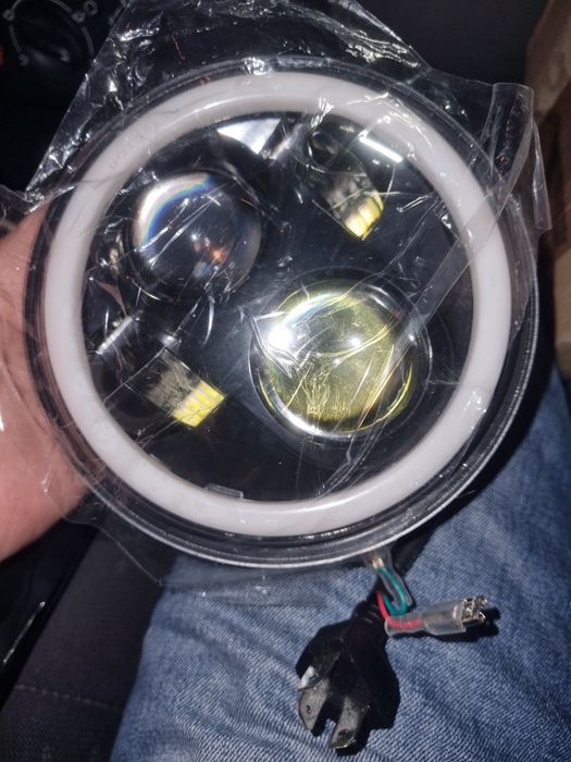 Farol com tecnologia LED CREE, ideal para motos, motas e veículos todo