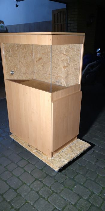 Terrarium narożne z szafką.