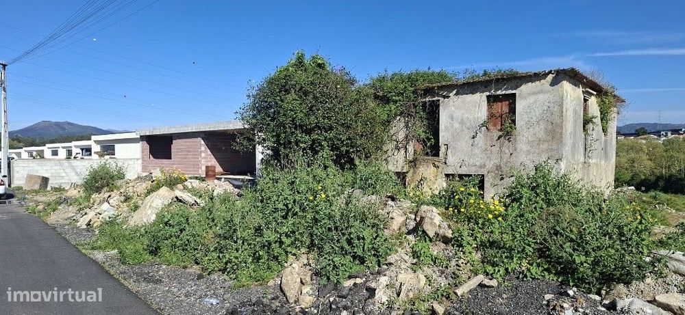 Lote c/ Moradia em Estrutura - Soutelo