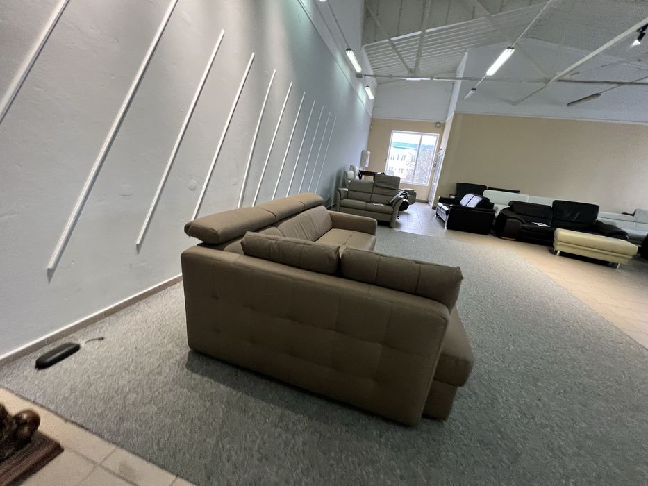 Диван шкіряний кутовий розкладний з нішею виставковий стан новий