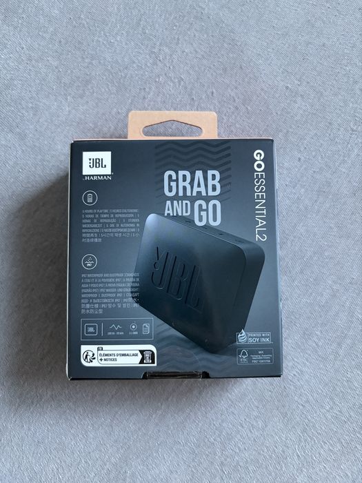 Czarny glosnik przenośny JBL GO Essential 2