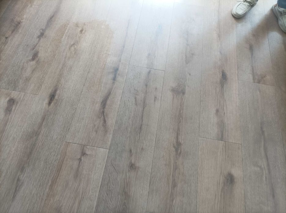 Montaż podłóg drewnianych paneli laminowanych i winylowych