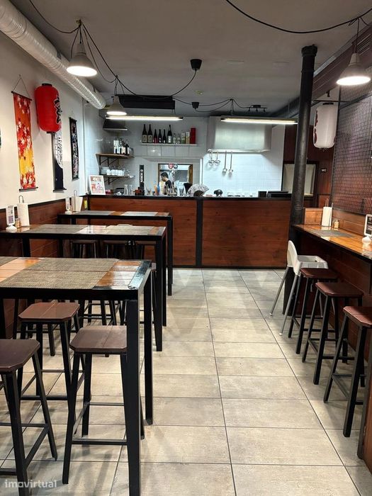 Espaço comercial totalmente equipado e mobilado para restauração