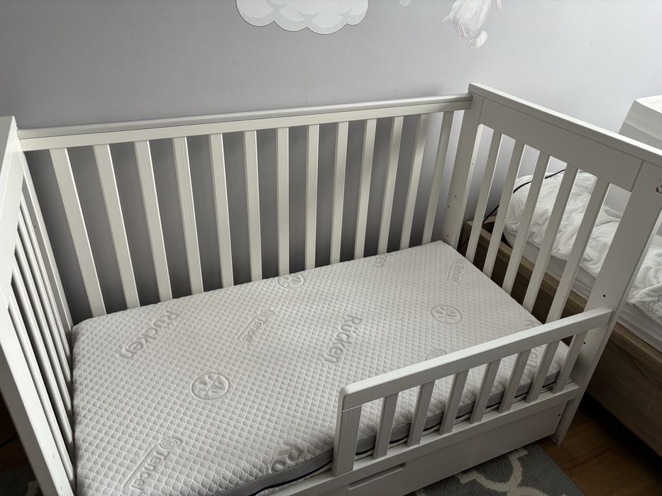Łóżeczko Białe Klupś Iwo + Dostawka + materac Rucken Tencel
