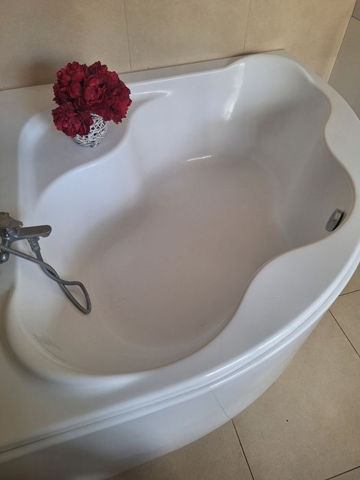 Duża, narożna wanna